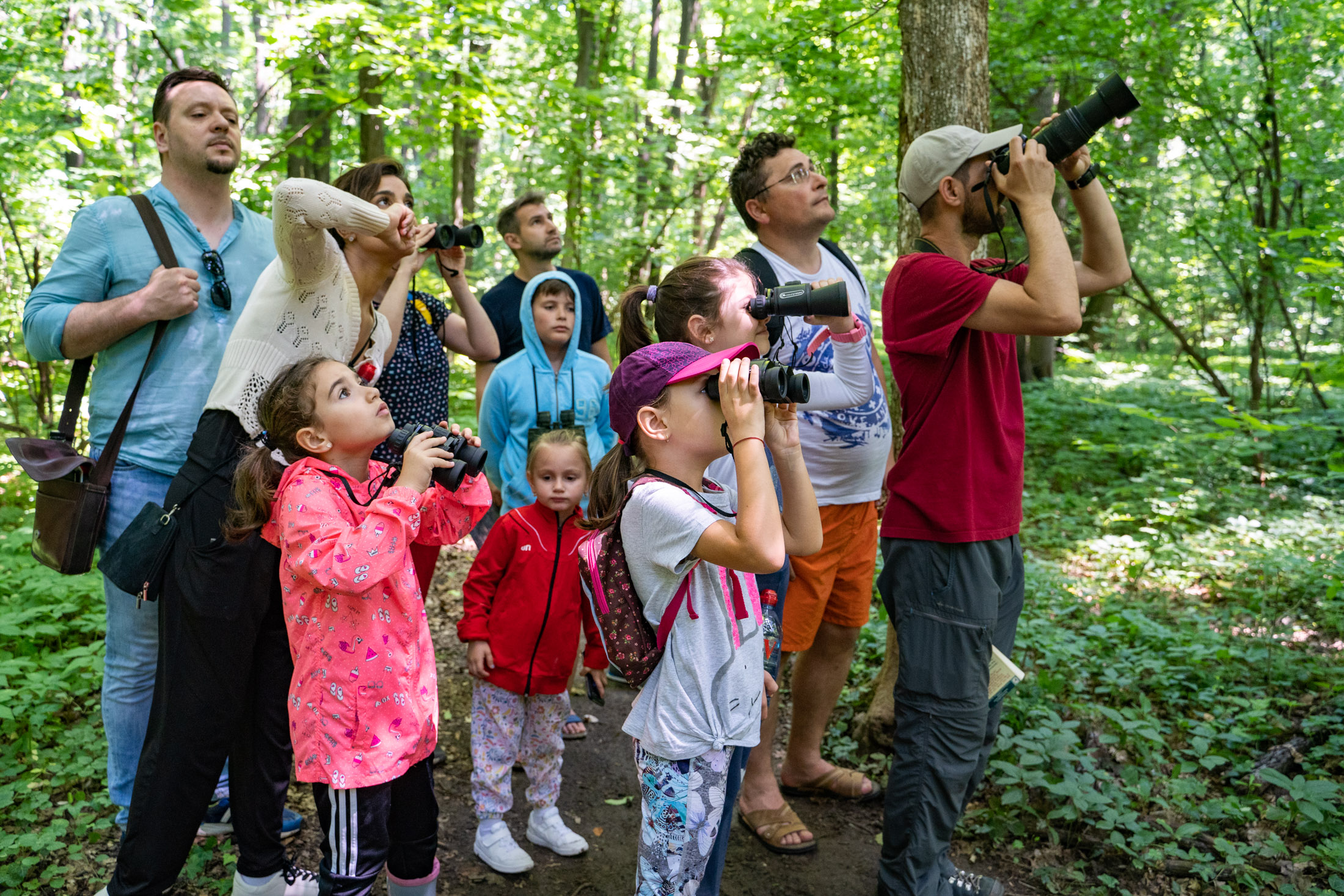 plimbare cu familia in padure